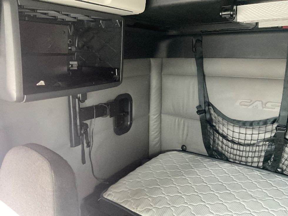 Sleeper Tractor-Heavy Duty Tractors-Freightliner-2022-T12664ST-Earth City-MO-389,363\n\t\tmiles-$ 84,000 - Image 16