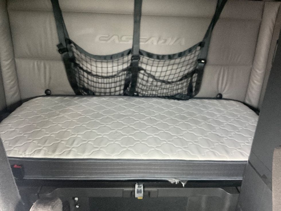 Sleeper Tractor-Heavy Duty Tractors-Freightliner-2022-T12664ST-Earth City-MO-389,363\n\t\tmiles-$ 84,000 - Image 17