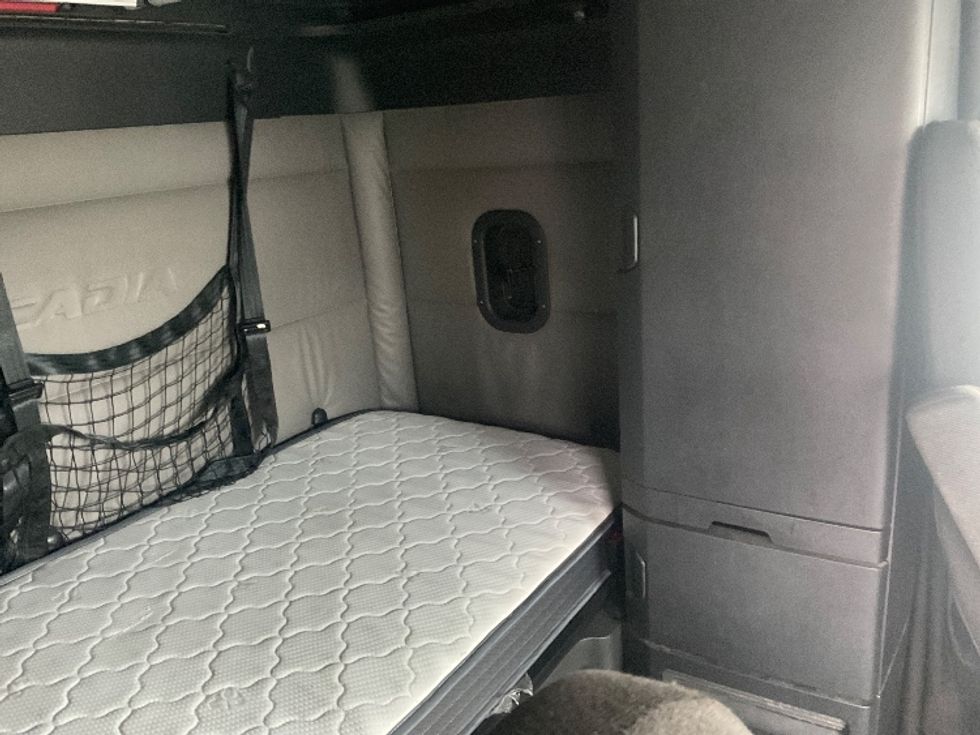 Sleeper Tractor-Heavy Duty Tractors-Freightliner-2022-T12664ST-Earth City-MO-389,363\n\t\tmiles-$ 84,000 - Image 18