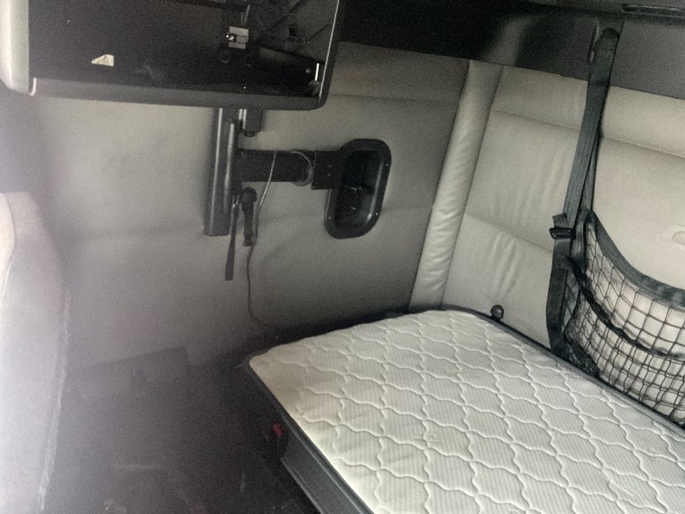 Sleeper Tractor-Heavy Duty Tractors-Freightliner-2022-T12664ST-Earth City-MO-389,363\n\t\tmiles-$ 84,000 - Image 19