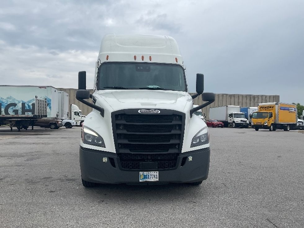 Sleeper Tractor-Heavy Duty Tractors-Freightliner-2022-T12664ST-Earth City-MO-389,363\n\t\tmiles-$ 84,000 - Image 2