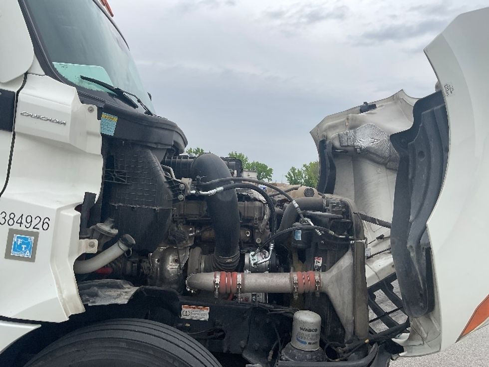 Sleeper Tractor-Heavy Duty Tractors-Freightliner-2022-T12664ST-Earth City-MO-389,363\n\t\tmiles-$ 84,000 - Image 20