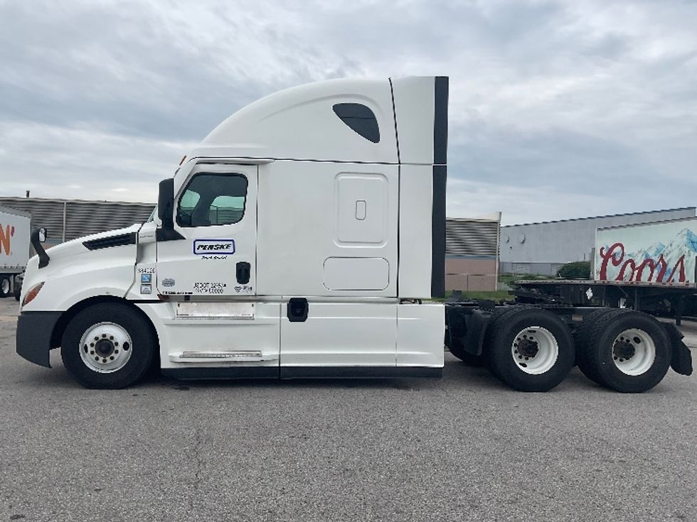 Sleeper Tractor-Heavy Duty Tractors-Freightliner-2022-T12664ST-Earth City-MO-389,363\n\t\tmiles-$ 84,000 - Image 4