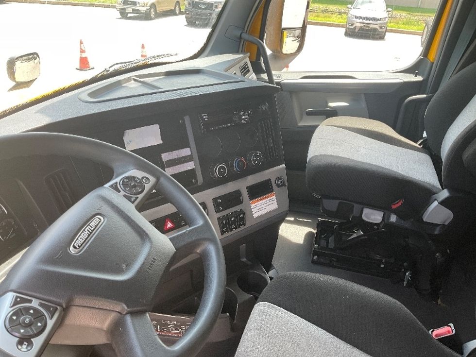 Sleeper Tractor-Heavy Duty Tractors-Freightliner-2022-T12664ST-Earth City-MO-402,217\n\t\tmiles-$ 78,750 - Image 10