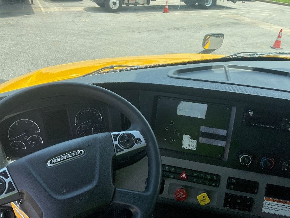 Sleeper Tractor-Heavy Duty Tractors-Freightliner-2022-T12664ST-Earth City-MO-402,217\n\t\tmiles-$ 78,750 - Image 11