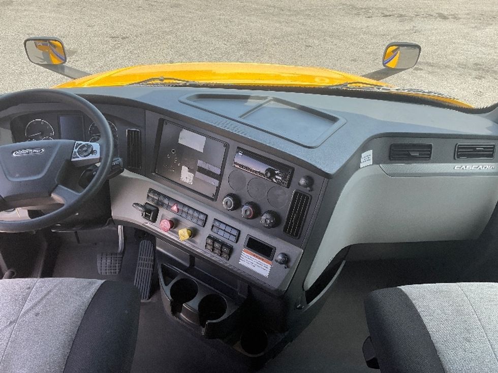 Sleeper Tractor-Heavy Duty Tractors-Freightliner-2022-T12664ST-Earth City-MO-402,217\n\t\tmiles-$ 78,750 - Image 12