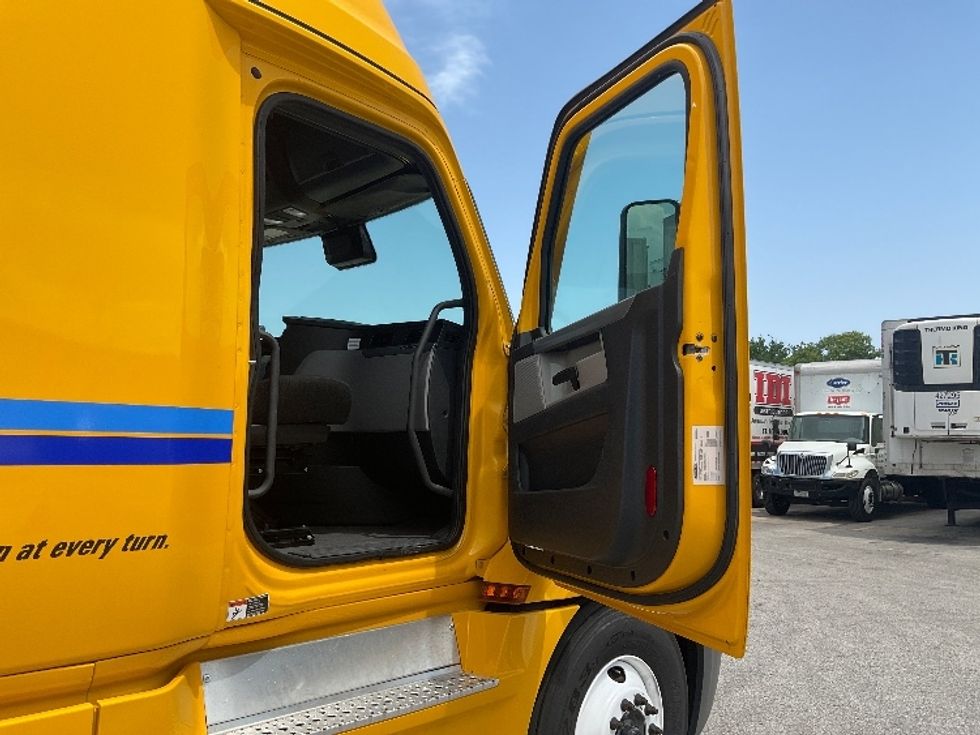 Sleeper Tractor-Heavy Duty Tractors-Freightliner-2022-T12664ST-Earth City-MO-402,217\n\t\tmiles-$ 78,750 - Image 13