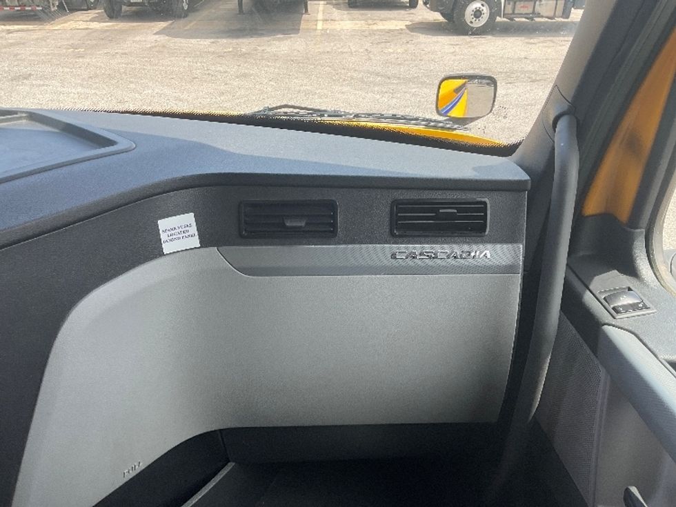 Sleeper Tractor-Heavy Duty Tractors-Freightliner-2022-T12664ST-Earth City-MO-402,217\n\t\tmiles-$ 78,750 - Image 14