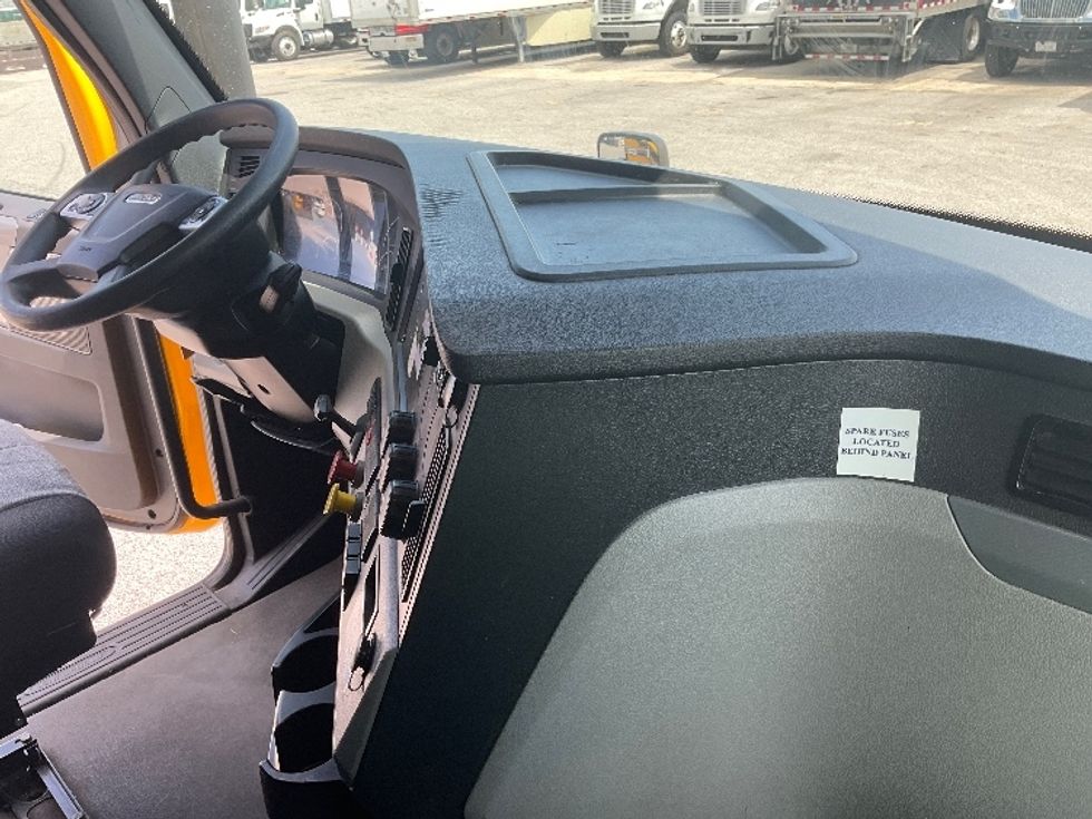 Sleeper Tractor-Heavy Duty Tractors-Freightliner-2022-T12664ST-Earth City-MO-402,217\n\t\tmiles-$ 78,750 - Image 15