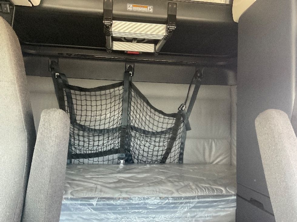 Sleeper Tractor-Heavy Duty Tractors-Freightliner-2022-T12664ST-Earth City-MO-402,217\n\t\tmiles-$ 78,750 - Image 16