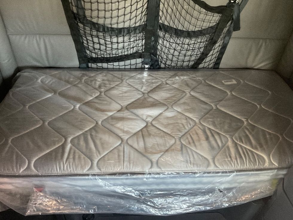 Sleeper Tractor-Heavy Duty Tractors-Freightliner-2022-T12664ST-Earth City-MO-402,217\n\t\tmiles-$ 78,750 - Image 17