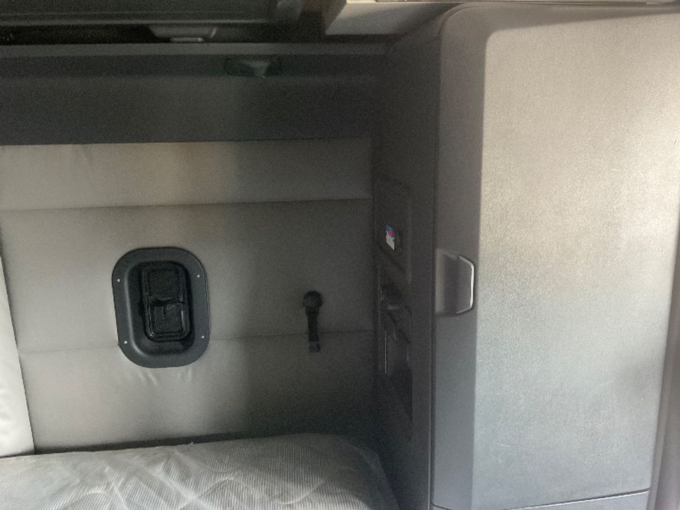 Sleeper Tractor-Heavy Duty Tractors-Freightliner-2022-T12664ST-Earth City-MO-402,217\n\t\tmiles-$ 78,750 - Image 18