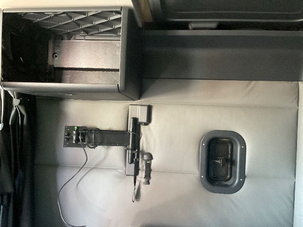 Sleeper Tractor-Heavy Duty Tractors-Freightliner-2022-T12664ST-Earth City-MO-402,217\n\t\tmiles-$ 78,750 - Image 19