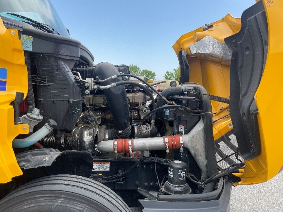 Sleeper Tractor-Heavy Duty Tractors-Freightliner-2022-T12664ST-Earth City-MO-402,217\n\t\tmiles-$ 78,750 - Image 20