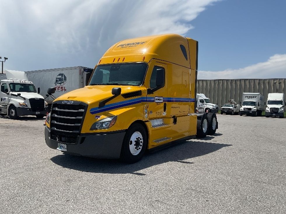 Sleeper Tractor-Heavy Duty Tractors-Freightliner-2022-T12664ST-Earth City-MO-402,217\n\t\tmiles-$ 78,750 - Image 3