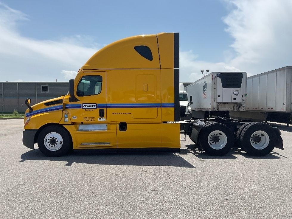 Sleeper Tractor-Heavy Duty Tractors-Freightliner-2022-T12664ST-Earth City-MO-402,217\n\t\tmiles-$ 78,750 - Image 4