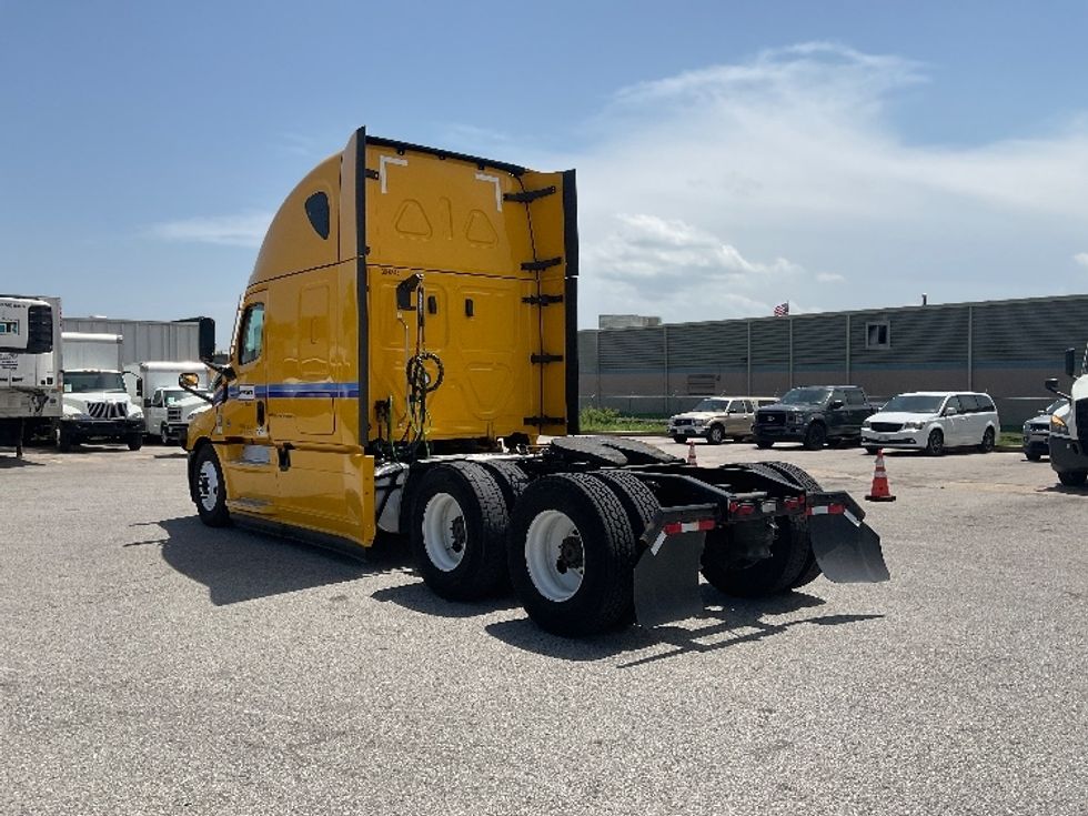 Sleeper Tractor-Heavy Duty Tractors-Freightliner-2022-T12664ST-Earth City-MO-402,217\n\t\tmiles-$ 78,750 - Image 5