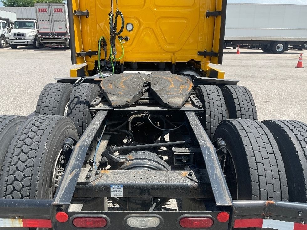 Sleeper Tractor-Heavy Duty Tractors-Freightliner-2022-T12664ST-Earth City-MO-402,217\n\t\tmiles-$ 78,750 - Image 6