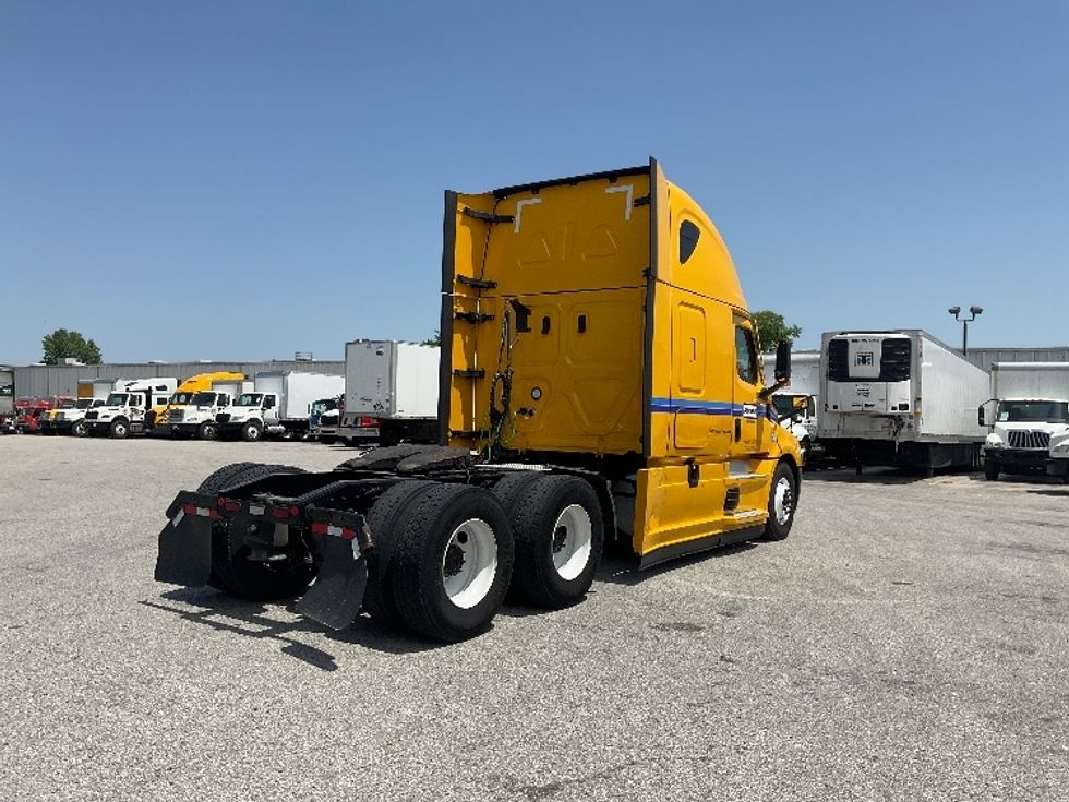 Sleeper Tractor-Heavy Duty Tractors-Freightliner-2022-T12664ST-Earth City-MO-402,217\n\t\tmiles-$ 78,750 - Image 7