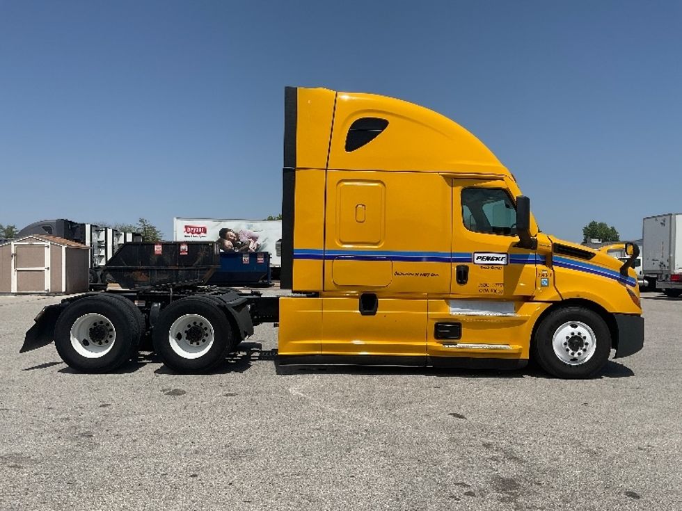 Sleeper Tractor-Heavy Duty Tractors-Freightliner-2022-T12664ST-Earth City-MO-402,217\n\t\tmiles-$ 78,750 - Image 8