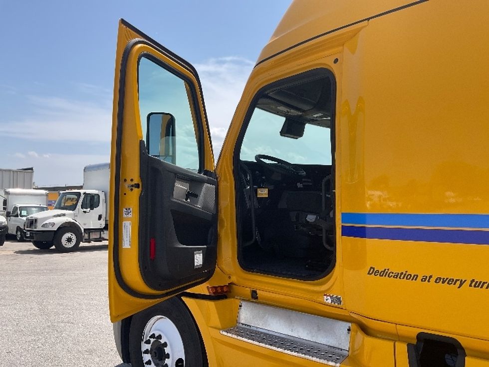 Sleeper Tractor-Heavy Duty Tractors-Freightliner-2022-T12664ST-Earth City-MO-402,217\n\t\tmiles-$ 78,750 - Image 9