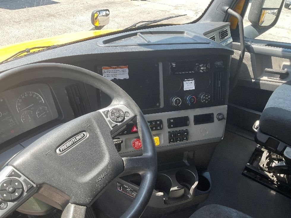Sleeper Tractor-Heavy Duty Tractors-Freightliner-2022-T12664ST-Earth City-MO-411,209\n\t\tmiles-$ 78,000 - Image 10