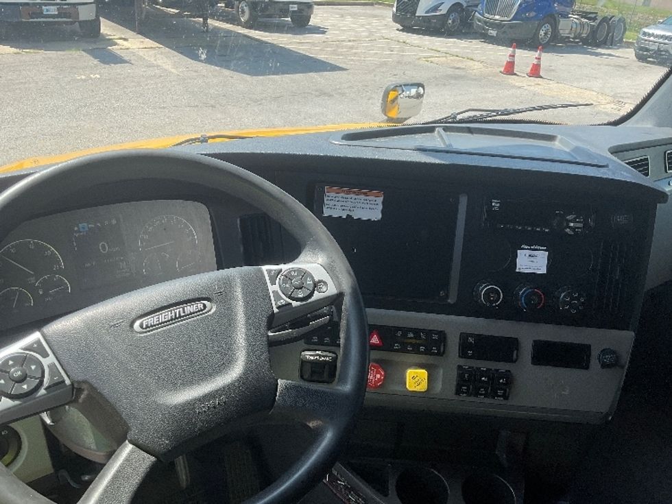 Sleeper Tractor-Heavy Duty Tractors-Freightliner-2022-T12664ST-Earth City-MO-411,209\n\t\tmiles-$ 78,000 - Image 11