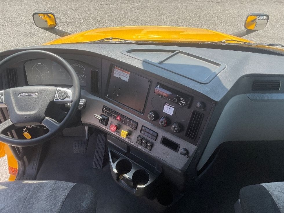 Sleeper Tractor-Heavy Duty Tractors-Freightliner-2022-T12664ST-Earth City-MO-411,209\n\t\tmiles-$ 78,000 - Image 12