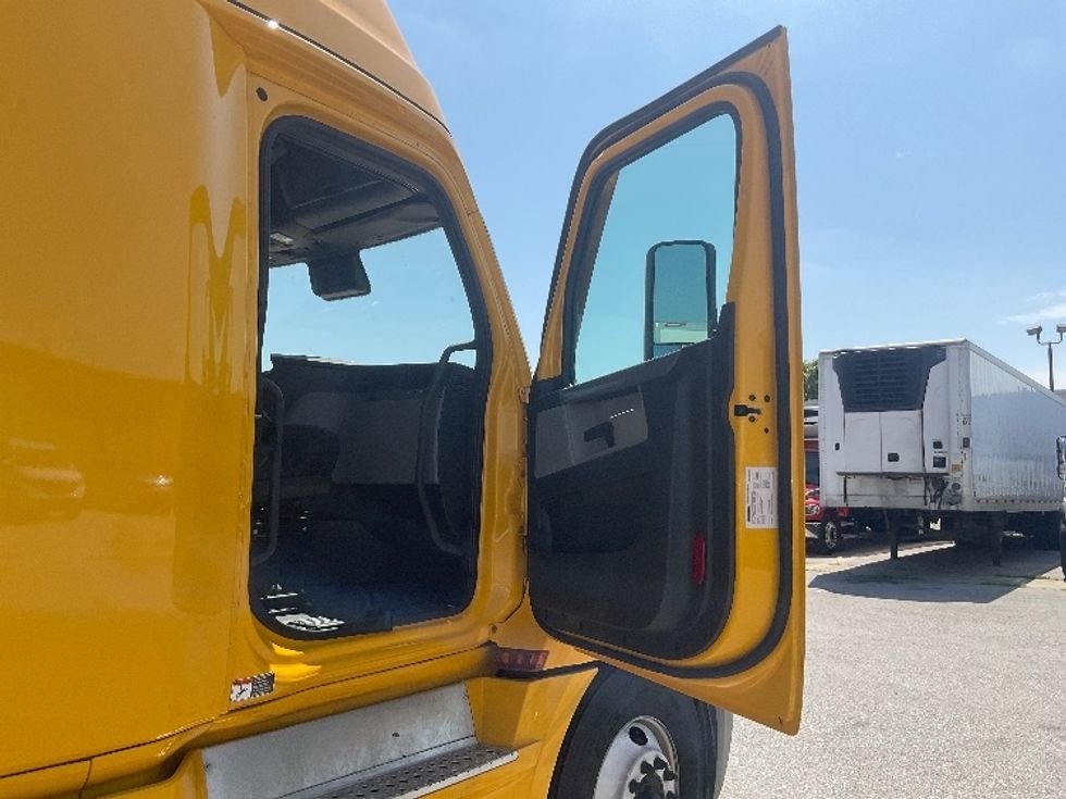 Sleeper Tractor-Heavy Duty Tractors-Freightliner-2022-T12664ST-Earth City-MO-411,209\n\t\tmiles-$ 78,000 - Image 13