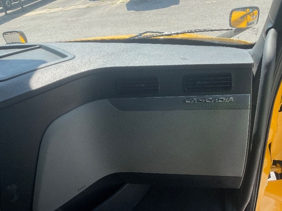 Sleeper Tractor-Heavy Duty Tractors-Freightliner-2022-T12664ST-Earth City-MO-411,209\n\t\tmiles-$ 78,000 - Image 14