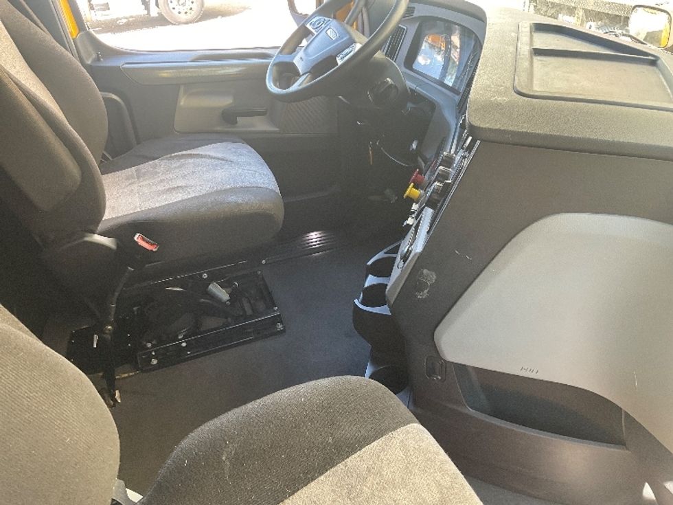 Sleeper Tractor-Heavy Duty Tractors-Freightliner-2022-T12664ST-Earth City-MO-411,209\n\t\tmiles-$ 78,000 - Image 15