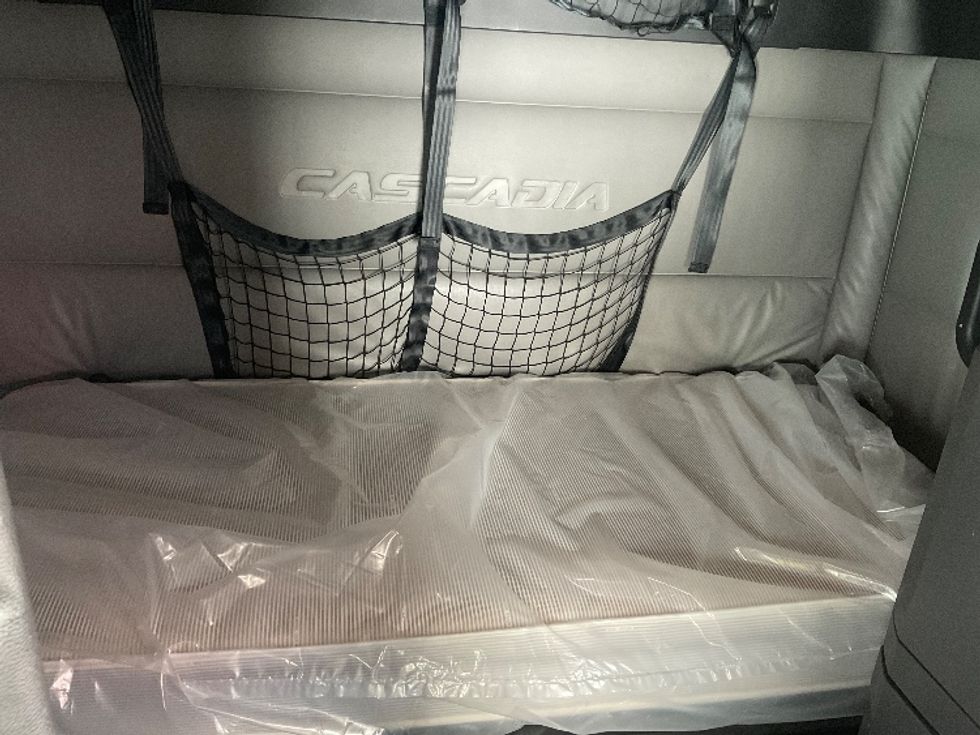 Sleeper Tractor-Heavy Duty Tractors-Freightliner-2022-T12664ST-Earth City-MO-411,209\n\t\tmiles-$ 78,000 - Image 16