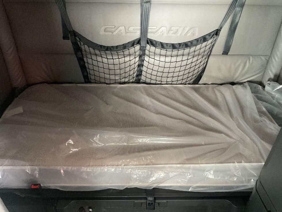 Sleeper Tractor-Heavy Duty Tractors-Freightliner-2022-T12664ST-Earth City-MO-411,209\n\t\tmiles-$ 78,000 - Image 17