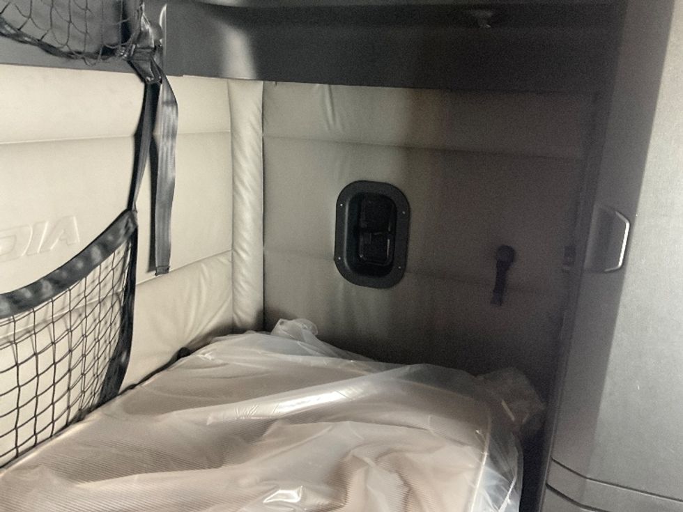 Sleeper Tractor-Heavy Duty Tractors-Freightliner-2022-T12664ST-Earth City-MO-411,209\n\t\tmiles-$ 78,000 - Image 18