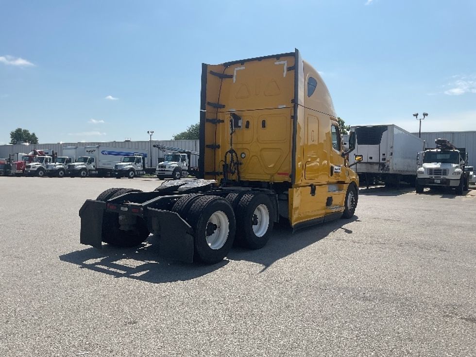 Sleeper Tractor-Heavy Duty Tractors-Freightliner-2022-T12664ST-Earth City-MO-411,209\n\t\tmiles-$ 78,000 - Image 7