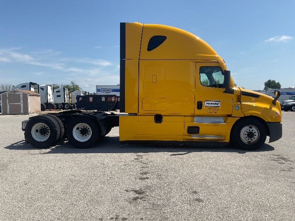 Sleeper Tractor-Heavy Duty Tractors-Freightliner-2022-T12664ST-Earth City-MO-411,209\n\t\tmiles-$ 78,000 - Image 8