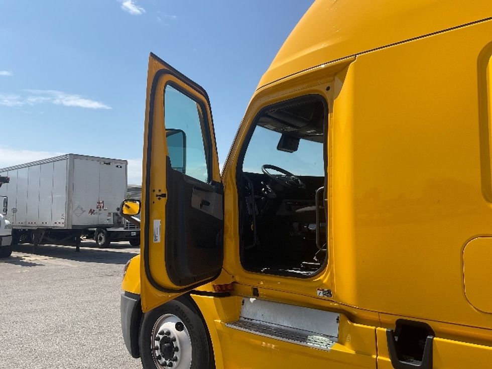 Sleeper Tractor-Heavy Duty Tractors-Freightliner-2022-T12664ST-Earth City-MO-411,209\n\t\tmiles-$ 78,000 - Image 9