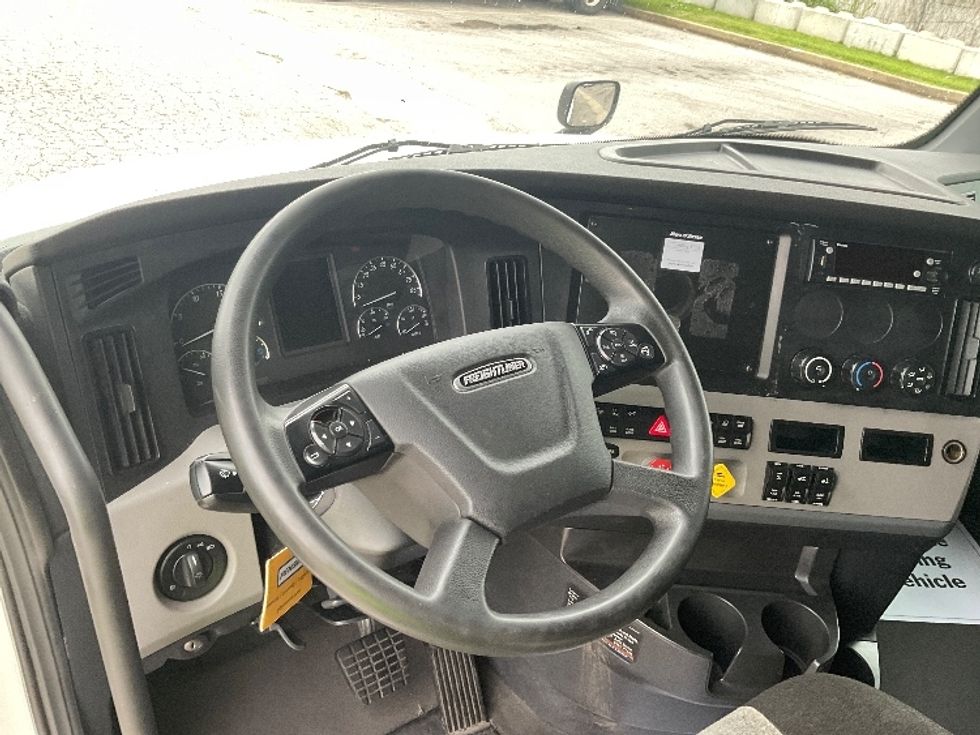 Sleeper Tractor-Heavy Duty Tractors-Freightliner-2022-T12664ST-Earth City-MO-436,932\n\t\tmiles-$ 85,000 - Image 11