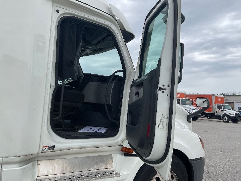 Sleeper Tractor-Heavy Duty Tractors-Freightliner-2022-T12664ST-Earth City-MO-436,932\n\t\tmiles-$ 85,000 - Image 13