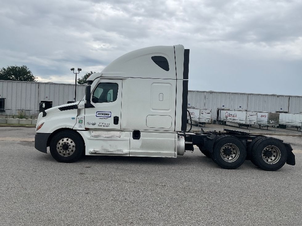 Sleeper Tractor-Heavy Duty Tractors-Freightliner-2022-T12664ST-Earth City-MO-436,932\n\t\tmiles-$ 85,000 - Image 4