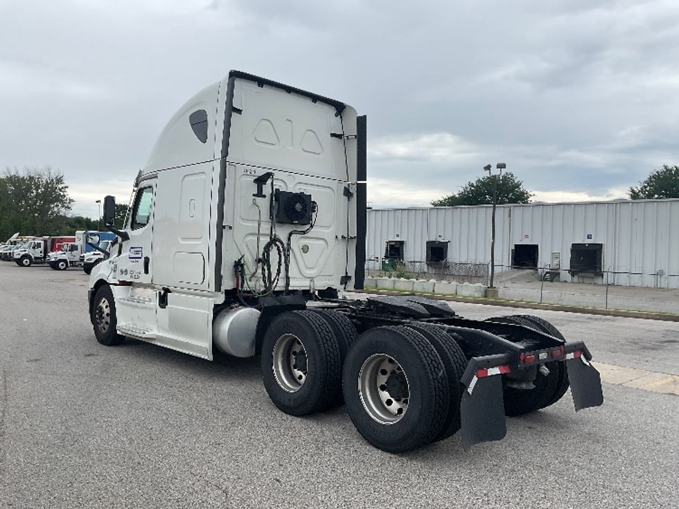 Sleeper Tractor-Heavy Duty Tractors-Freightliner-2022-T12664ST-Earth City-MO-436,932\n\t\tmiles-$ 85,000 - Image 5