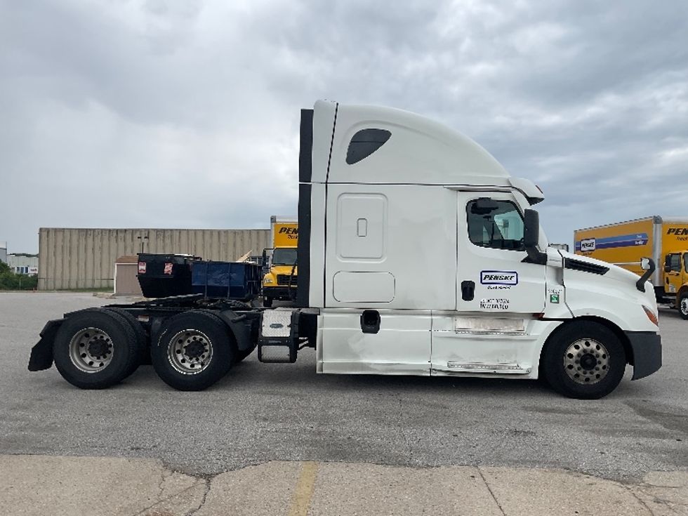 Sleeper Tractor-Heavy Duty Tractors-Freightliner-2022-T12664ST-Earth City-MO-436,932\n\t\tmiles-$ 85,000 - Image 8