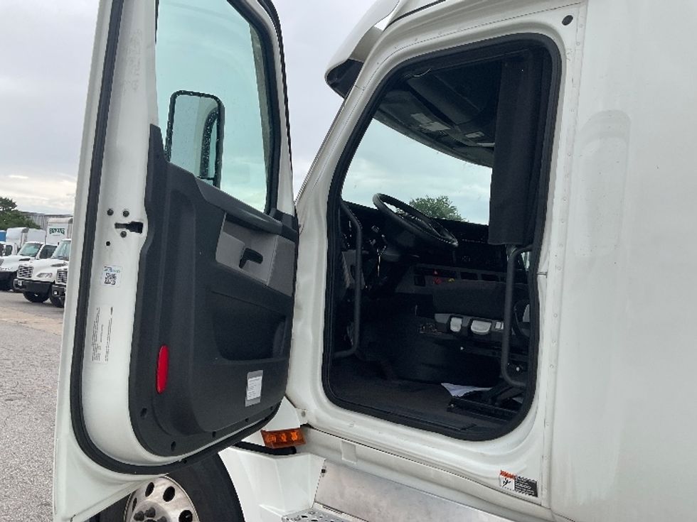 Sleeper Tractor-Heavy Duty Tractors-Freightliner-2022-T12664ST-Earth City-MO-436,932\n\t\tmiles-$ 85,000 - Image 9