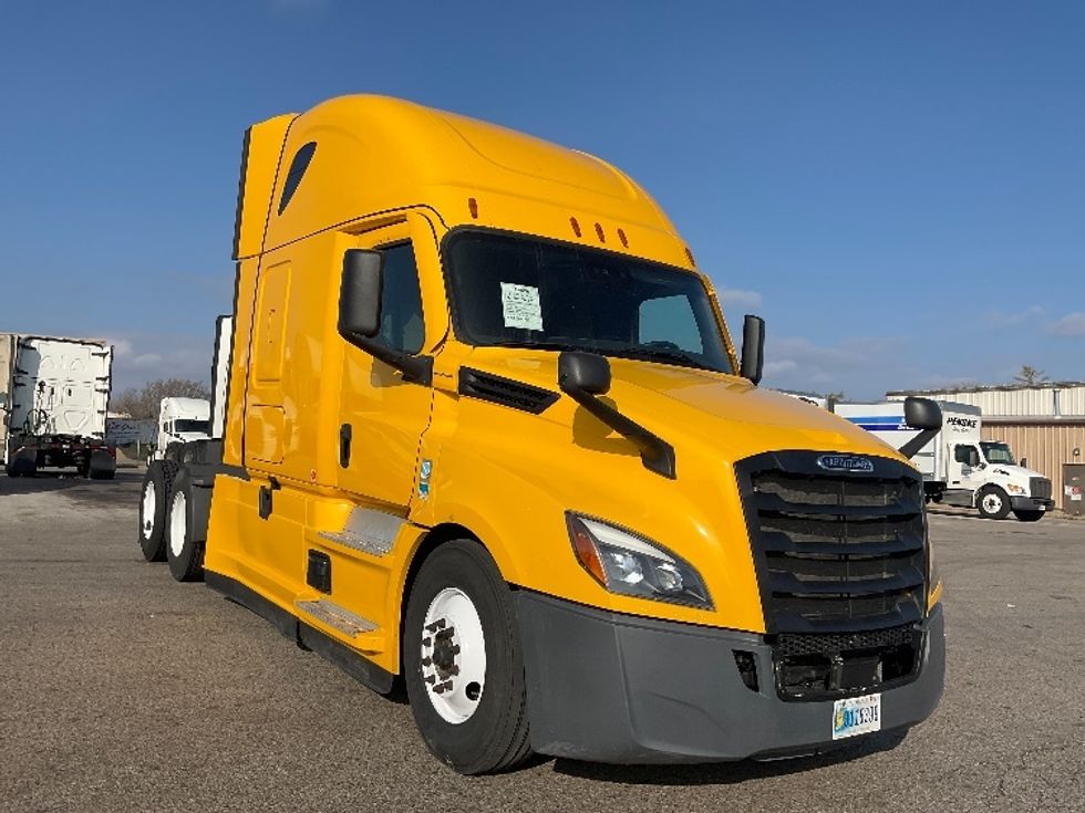 Sleeper Tractor-Heavy Duty Tractors-Freightliner-2022-T12664ST-Earth City-MO-509,654\n\t\tmiles-$ 64,000 - Image 1