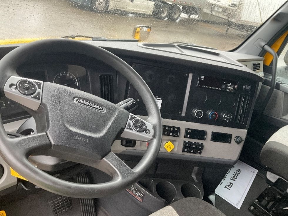 Sleeper Tractor-Heavy Duty Tractors-Freightliner-2022-T12664ST-Earth City-MO-509,654\n\t\tmiles-$ 64,000 - Image 11