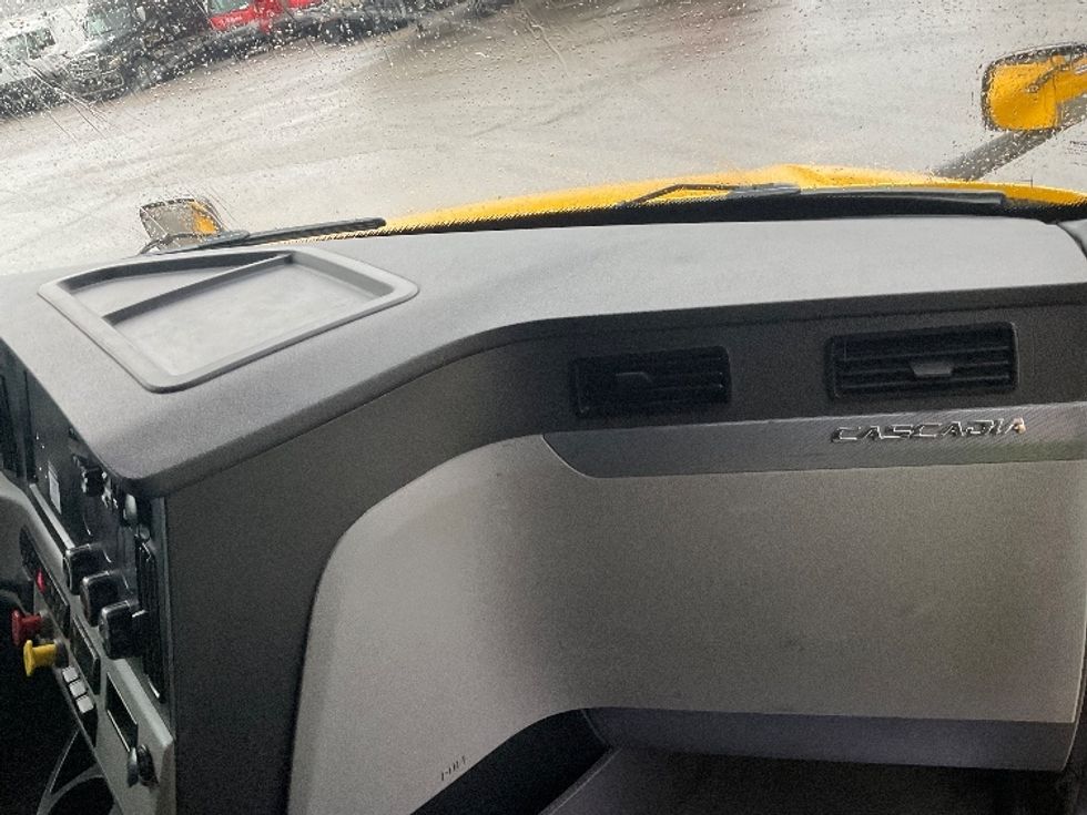 Sleeper Tractor-Heavy Duty Tractors-Freightliner-2022-T12664ST-Earth City-MO-509,654\n\t\tmiles-$ 64,000 - Image 14