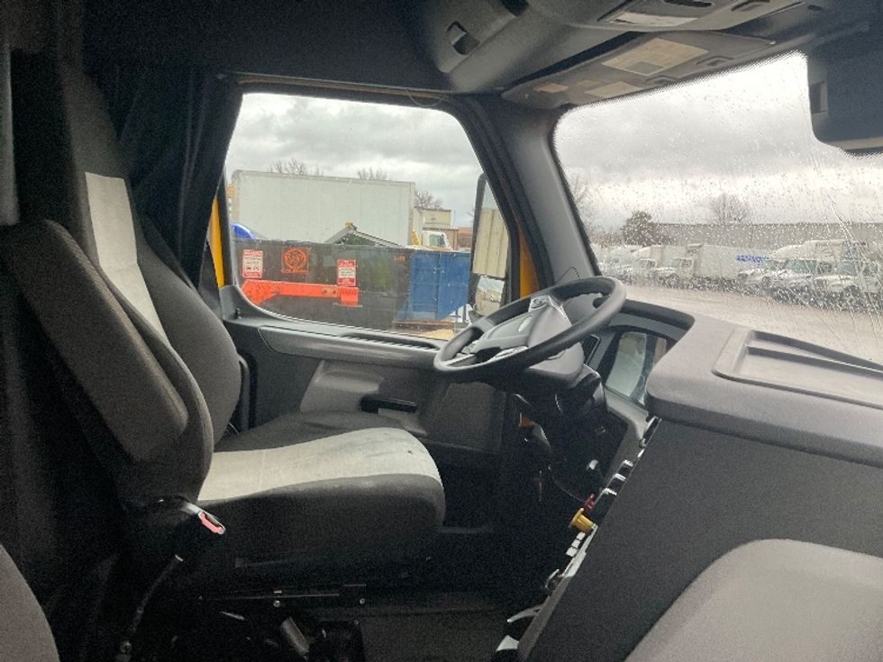 Sleeper Tractor-Heavy Duty Tractors-Freightliner-2022-T12664ST-Earth City-MO-509,654\n\t\tmiles-$ 64,000 - Image 15