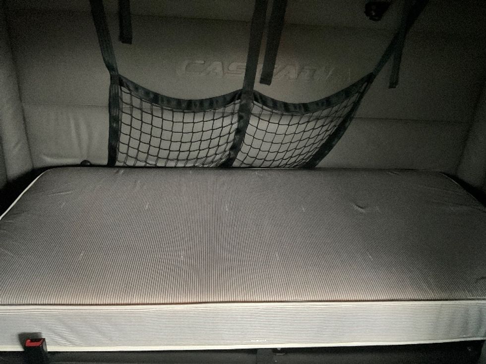 Sleeper Tractor-Heavy Duty Tractors-Freightliner-2022-T12664ST-Earth City-MO-509,654\n\t\tmiles-$ 64,000 - Image 17