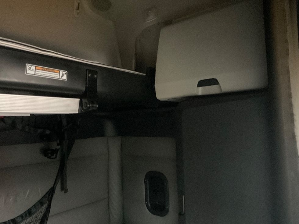 Sleeper Tractor-Heavy Duty Tractors-Freightliner-2022-T12664ST-Earth City-MO-509,654\n\t\tmiles-$ 64,000 - Image 18