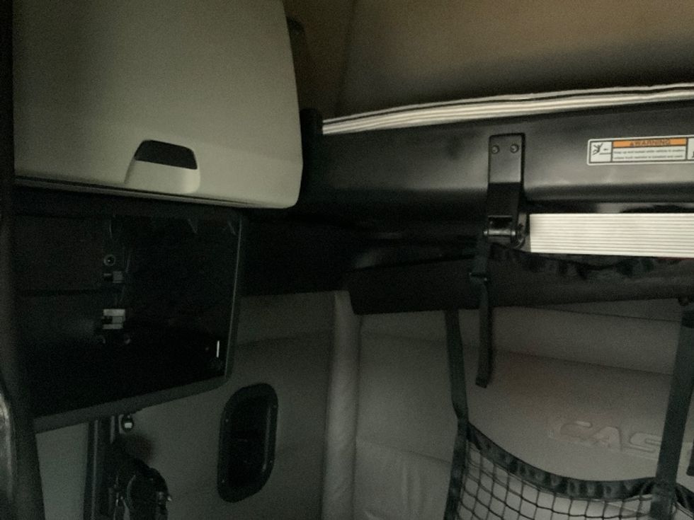 Sleeper Tractor-Heavy Duty Tractors-Freightliner-2022-T12664ST-Earth City-MO-509,654\n\t\tmiles-$ 64,000 - Image 19